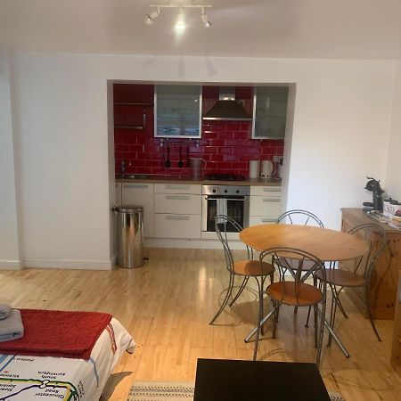 לונדון Cozy 1 Bedroom Basement Flat מראה חיצוני תמונה